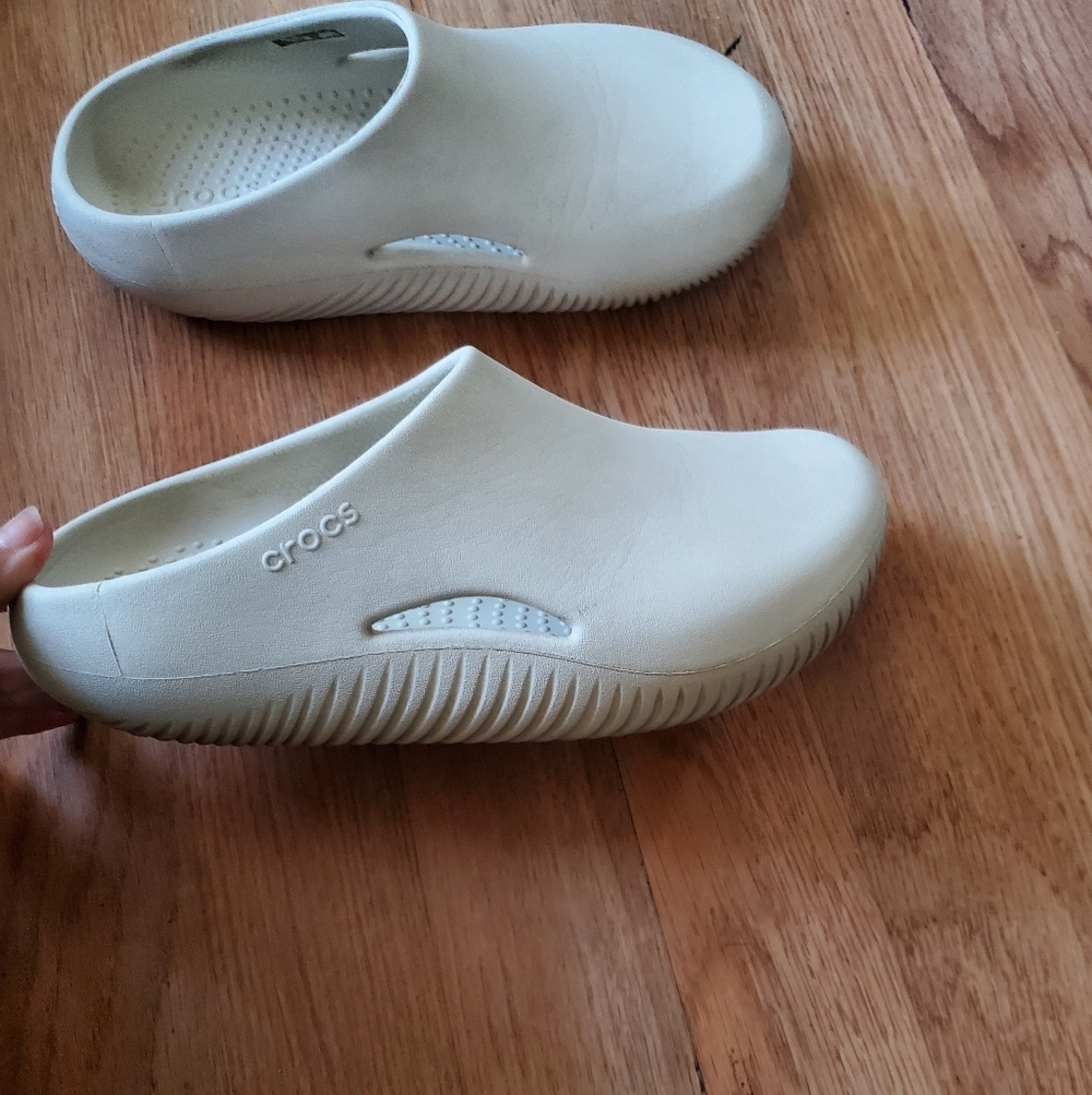 Crocs Unisex Mellow Recovery Clogs, Woman Size 6